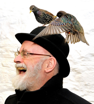 Illustration for article titled Get the Pitchforks: Guardian Writer Claims Pratchett "Not a Literary Genius"